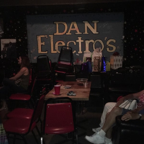 6/27/2016 tarihinde Janeziyaretçi tarafından Dan Electro&#39;s Guitar Bar'de çekilen fotoğraf