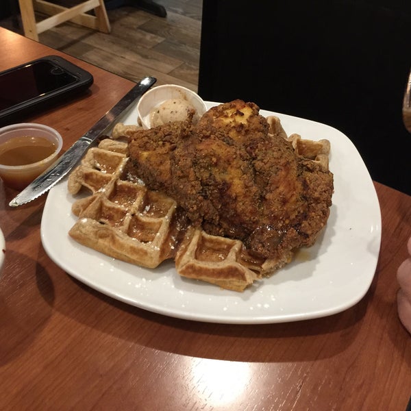 11/13/2016 tarihinde Beci M.ziyaretçi tarafından Dame&#39;s Chicken &amp; Waffles'de çekilen fotoğraf