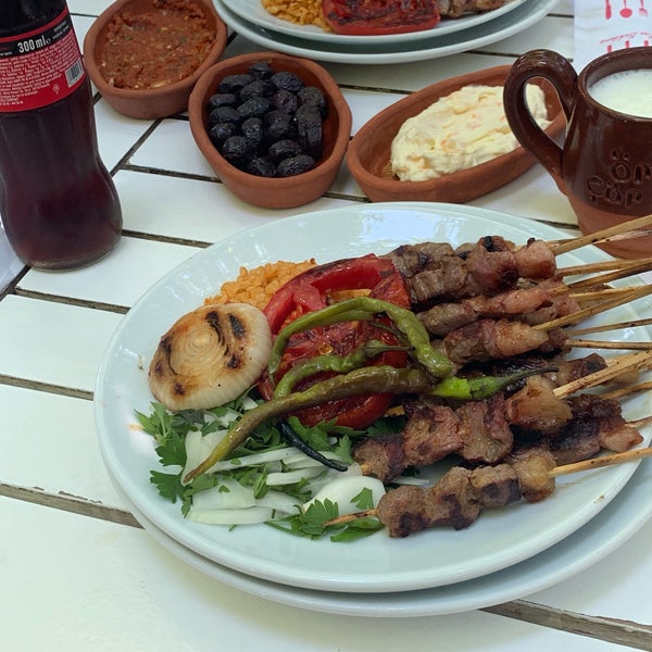 Das Foto wurde bei Ömür Restaurant von KÜRŞAT am 7/26/2019 aufgenommen