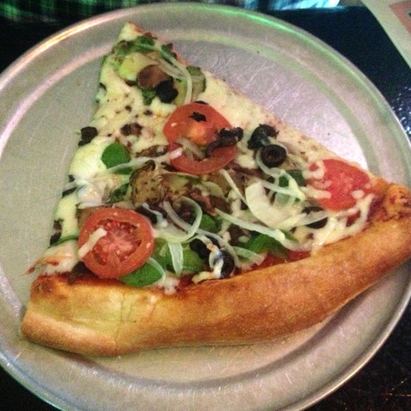 รูปภาพถ่ายที่ The Pizza Joint โดย Stacie W. เมื่อ 9/8/2013
