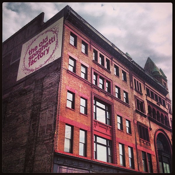 Foto tirada no(a) The Old Spaghetti Factory por Shannon L. em 3/9/2013
