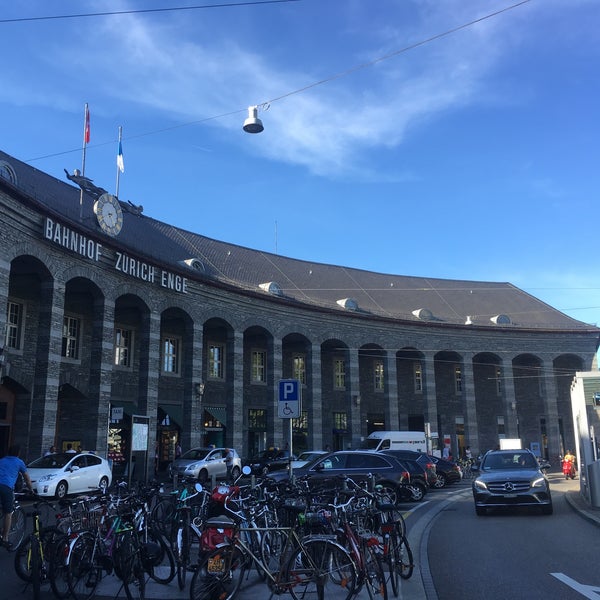 Foto diambil di Bahnhof Zürich Enge oleh Smith G. pada 9/11/2018