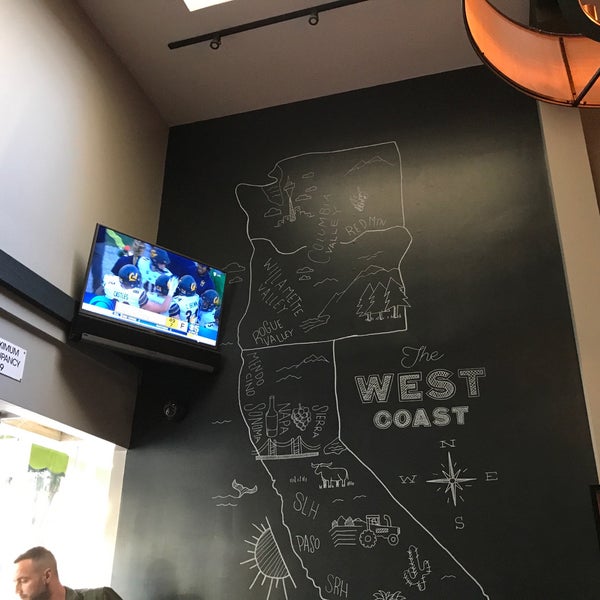 10/21/2018 tarihinde Marc E.ziyaretçi tarafından West Coast Wine • Cheese'de çekilen fotoğraf