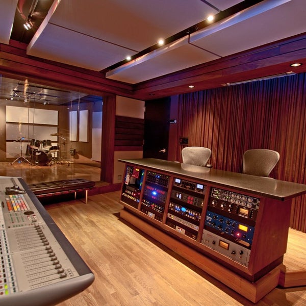 รูปภาพถ่ายที่ Quad Recording Studios โดย Quad S. เมื่อ 1/16/2013