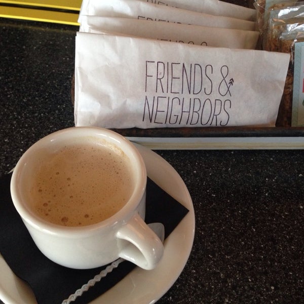 รูปภาพถ่ายที่ Friends and Neighbors โดย Emily K. เมื่อ 3/22/2014