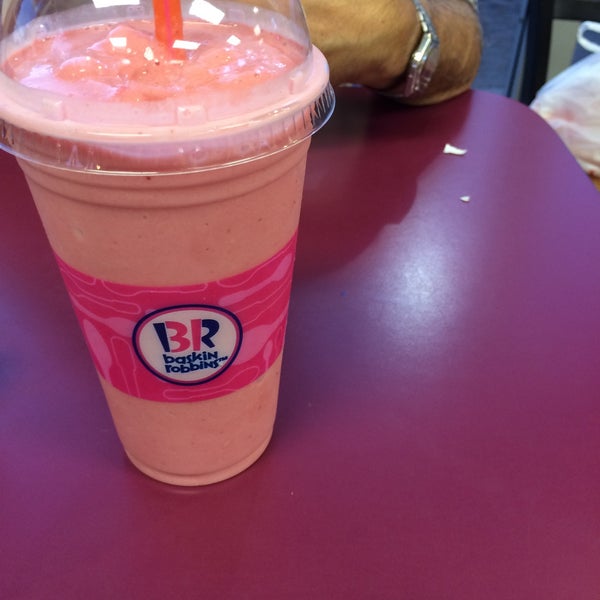Photo taken at Dunkin&#39; by Rubén A. on 1/30/2015