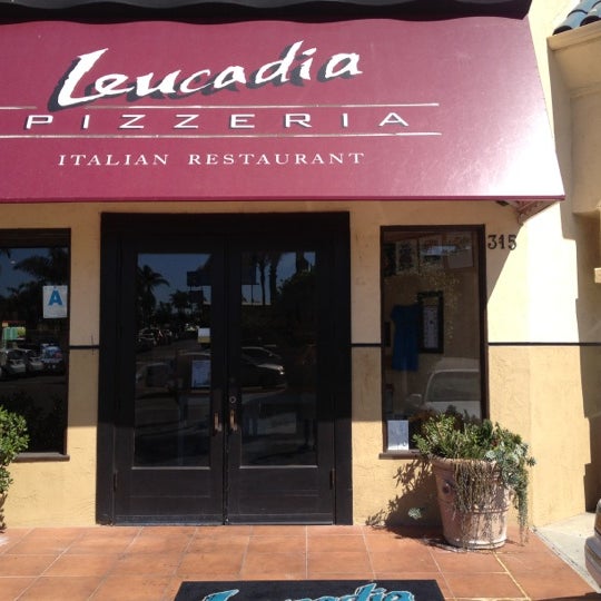 รูปภาพถ่ายที่ Leucadia Pizzeria &amp; Italian Restaurant - Encinitas โดย Cris C. เมื่อ 9/15/2012