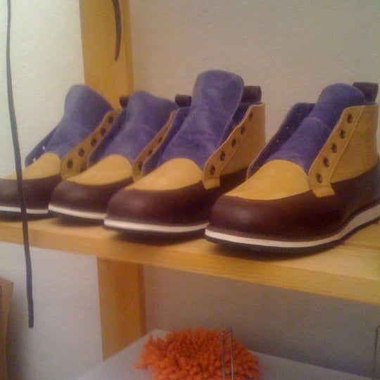 รูปภาพถ่ายที่ AFOUR Custom Footwear โดย Sasha P. เมื่อ 12/24/2012