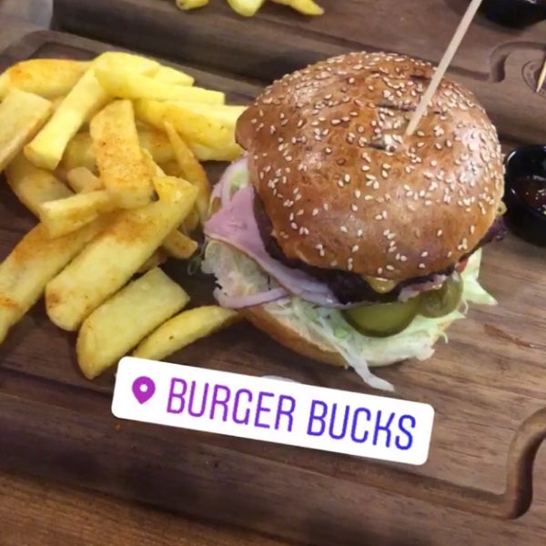 รูปภาพถ่ายที่ Burger Bucks โดย Gürkan B. เมื่อ 6/11/2019