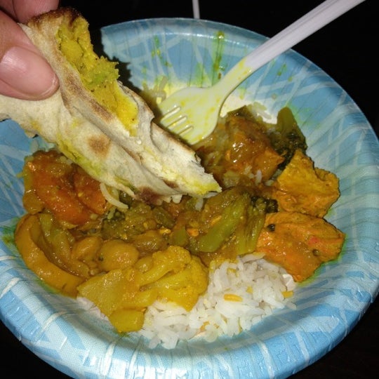 รูปภาพถ่ายที่ Robina&#39;s Indian Cuisine โดย Christi S. เมื่อ 12/7/2012