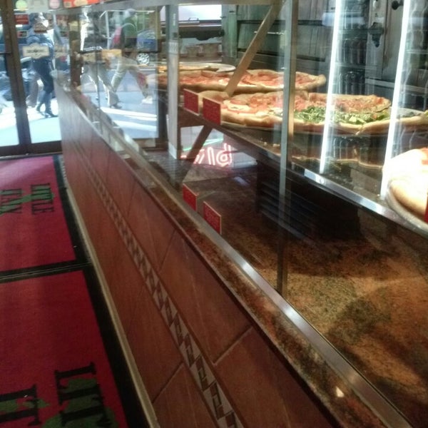 3/14/2013에 Morgan A. J.님이 Little Italy Gourmet Pizza에서 찍은 사진