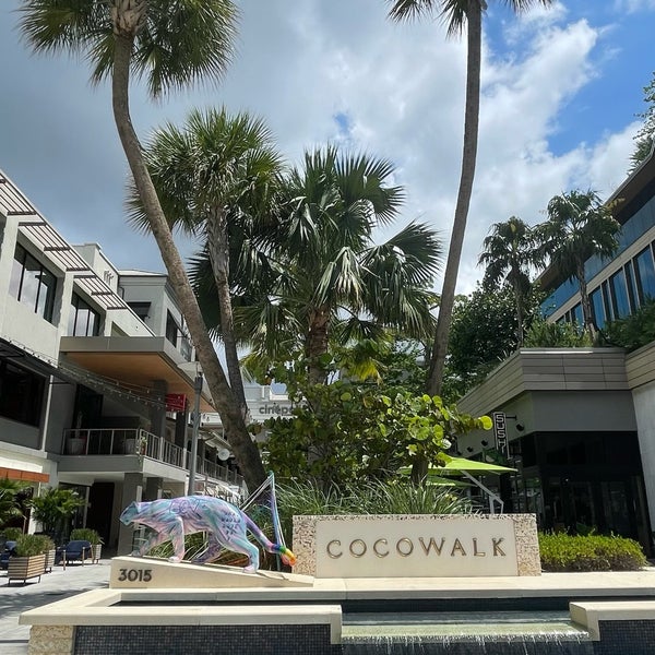 Foto tirada no(a) CocoWalk Shopping Center por ABM em 6/29/2023