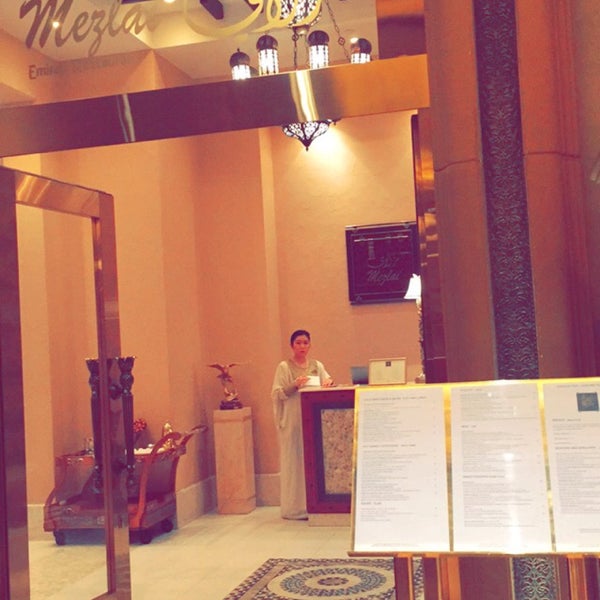 Das Foto wurde bei Mezlai Emirati Restaurant von ABM am 1/15/2016 aufgenommen