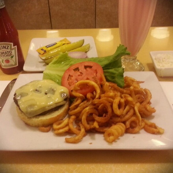 Foto diambil di Burger Heaven oleh Sean C. pada 7/29/2014