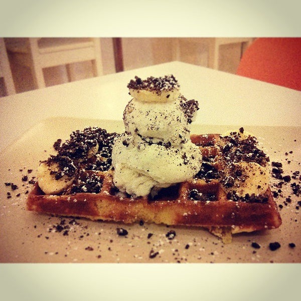 Photo taken at Wafflelicious by Leslie H. on 8/3/2013