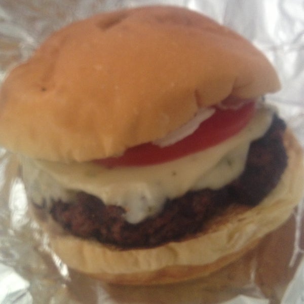 Снимок сделан в The Burger Shack пользователем Manny M. 4/20/2013