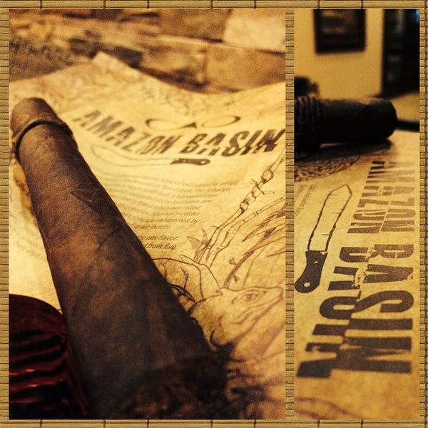 Foto tirada no(a) Embassy Cigars Brea por Anjal P. em 8/30/2014