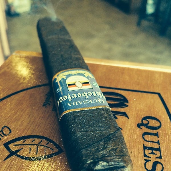 รูปภาพถ่ายที่ Embassy Cigars Brea โดย Anjal P. เมื่อ 9/5/2014