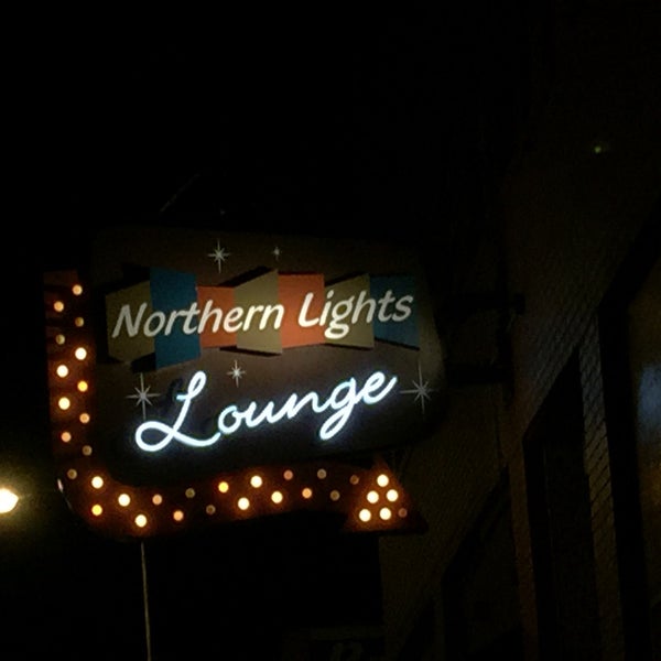 รูปภาพถ่ายที่ Northern Lights Lounge โดย Julia F. เมื่อ 9/12/2015