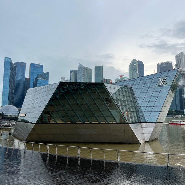 Louis Vuitton Island Maison In Singapore High-Res Stock Photo - Getty Images