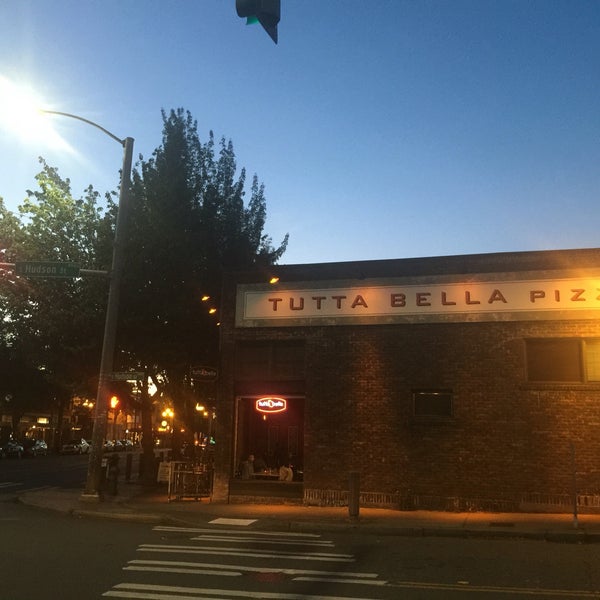 Das Foto wurde bei Tutta Bella Neapolitan Pizzeria von Ryan G. am 5/30/2016 aufgenommen