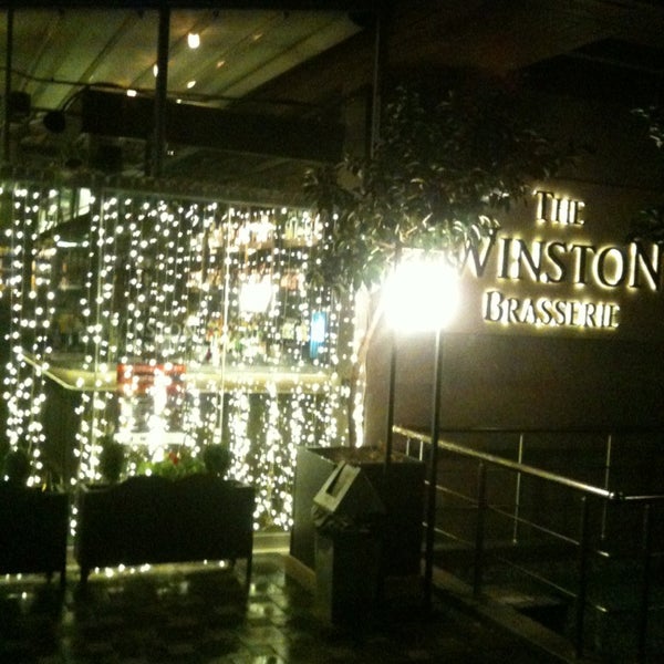 Photo prise au The Winston Brasserie par Musa K. le12/28/2012