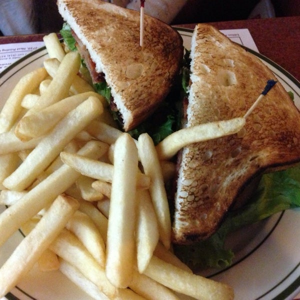 รูปภาพถ่ายที่ Glory Days Diner โดย Vene S. เมื่อ 9/6/2013