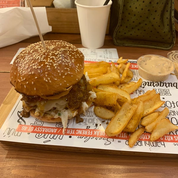 Foto tirada no(a) Bamba Marha Burger Bar por Hency em 1/19/2019