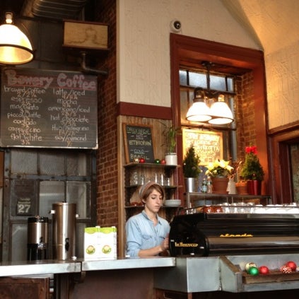 Foto diambil di Bowery Coffee oleh Rachid A. pada 11/29/2012