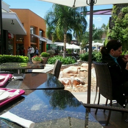 9/22/2012 tarihinde Gina L.ziyaretçi tarafından Paseo Zona Sul'de çekilen fotoğraf