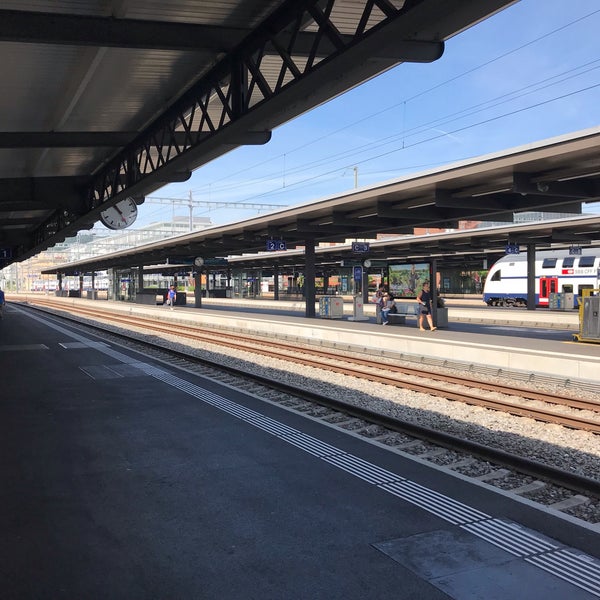 Foto tirada no(a) Bahnhof Oerlikon por Bernhard H. em 7/22/2019