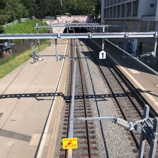 รูปภาพถ่ายที่ Bahnhof Zürich Enge โดย Bernhard H. เมื่อ 7/25/2019