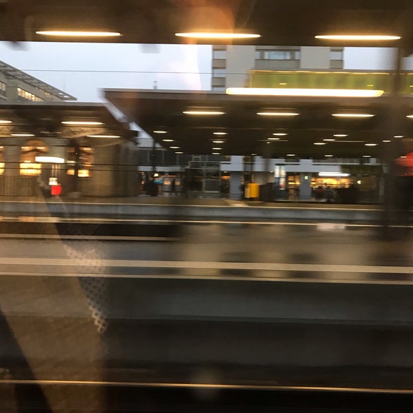 รูปภาพถ่ายที่ Bahnhof Oerlikon โดย Bernhard H. เมื่อ 1/8/2019