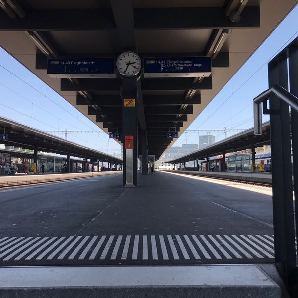 Снимок сделан в Bahnhof Oerlikon пользователем Bernhard H. 6/26/2019