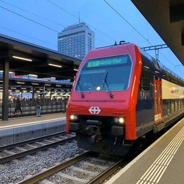 Foto tirada no(a) Bahnhof Oerlikon por Bernhard H. em 11/11/2019