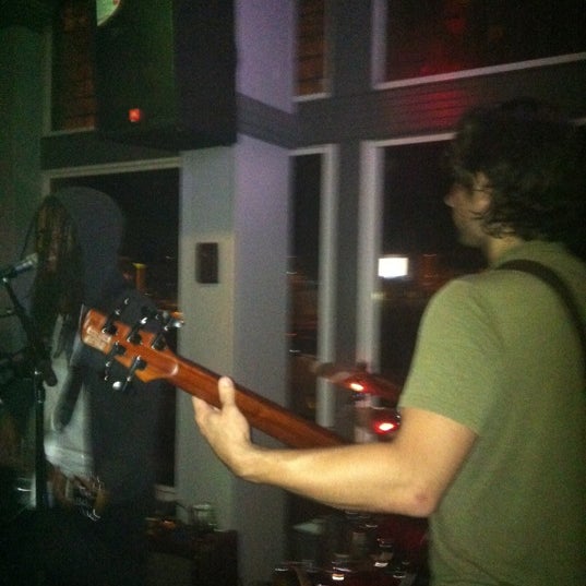 Foto tomada en East End Oyster &amp; Martini Bar  por Amy B. el 12/2/2012