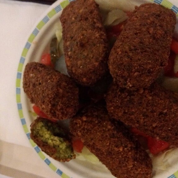 6/11/2014 tarihinde Asiya S.ziyaretçi tarafından Upper West Side Falafel'de çekilen fotoğraf