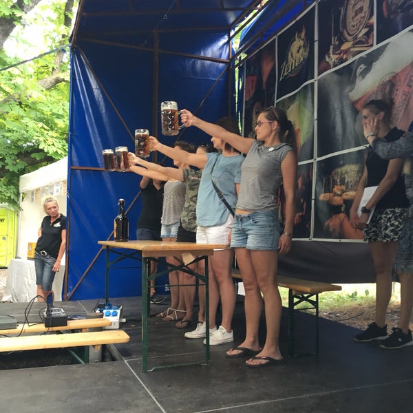 7/22/2017 tarihinde David G.ziyaretçi tarafından Zahrádky a restaurace Riegrovy sady – Park Café'de çekilen fotoğraf