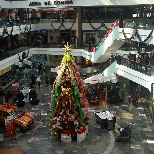 รูปภาพถ่ายที่ Centro Comercial El Parian โดย Vianys J. เมื่อ 12/1/2012