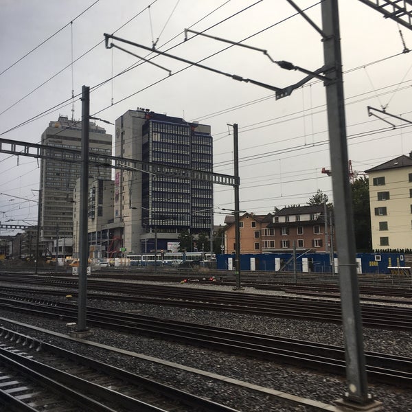 Foto tirada no(a) Bahnhof Oerlikon por tbsrhrdt em 10/4/2019