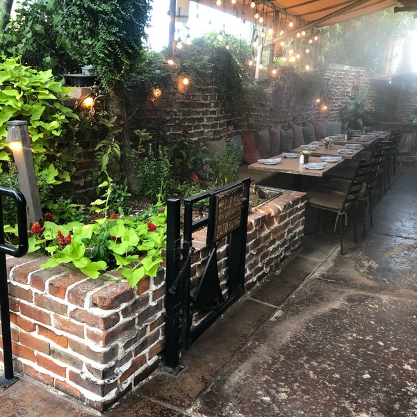 Foto diambil di Bobby-Q&#39;s Restaurant oleh Diana D. pada 8/12/2019