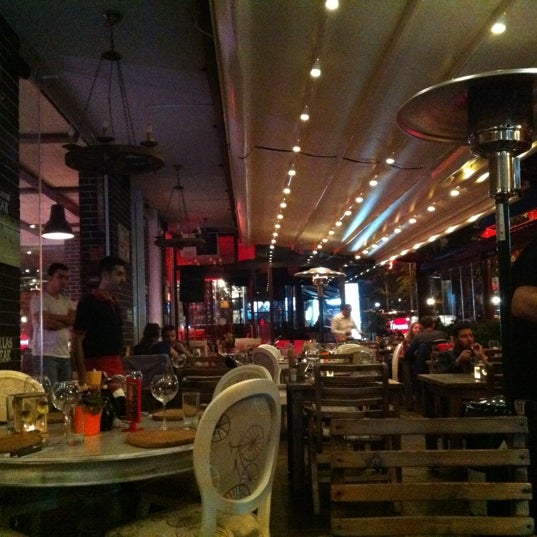รูปภาพถ่ายที่ Beeves Steakhouse โดย Ozgur A. เมื่อ 11/3/2012