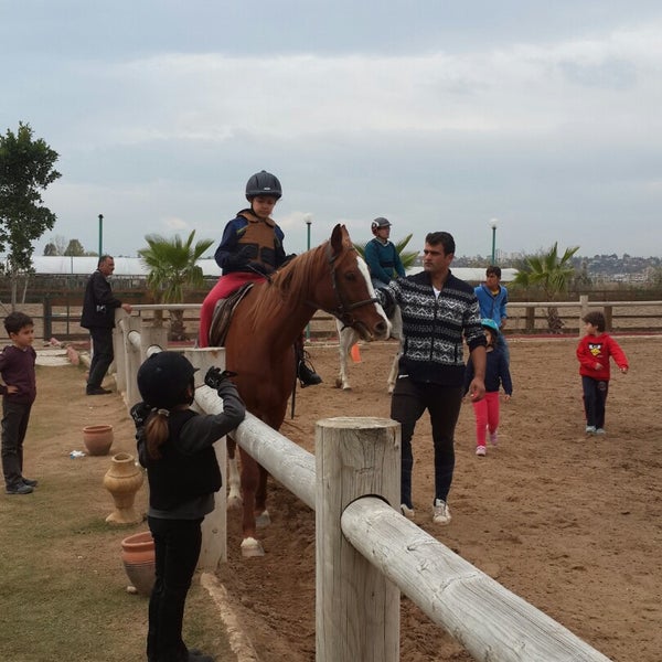 Foto tirada no(a) Antalya Horse Club por Ali Ç. em 11/30/2014