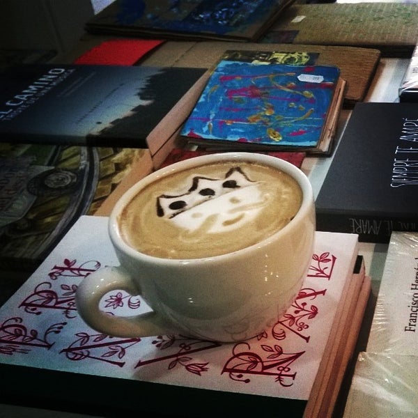 1/6/2015にAlex R.がWiser Books &amp; Coffeeで撮った写真