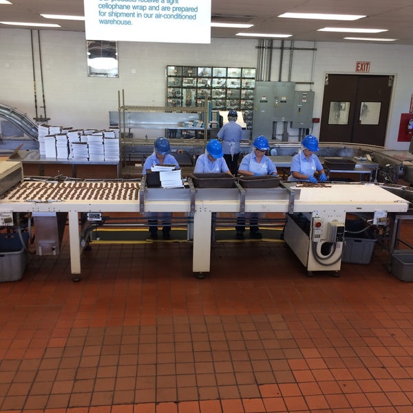 Much stingier on their macadamia nut samples as compared to the Hamakua MAC Nut Factory tour but good none the less. Enjoyed seeing workers on factory line.