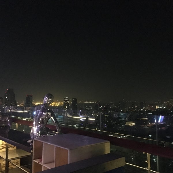 Photo taken at The Roof @ 38th Bar by 엘파바 on 12/22/2017