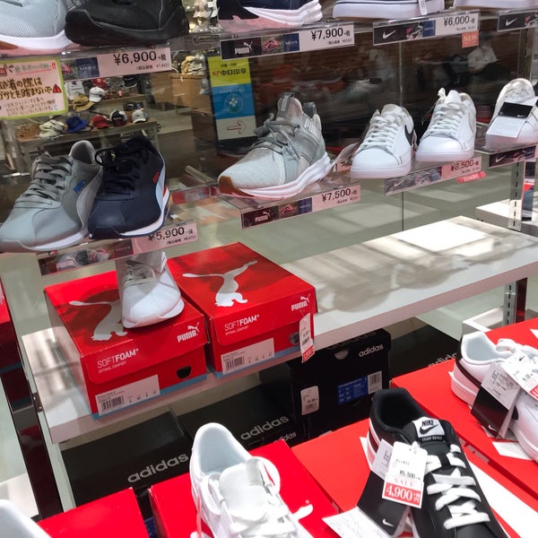バーンズソーホーストリート イオンモールナゴヤドーム前店 Barns Soho Street Nagoya Shiの靴屋