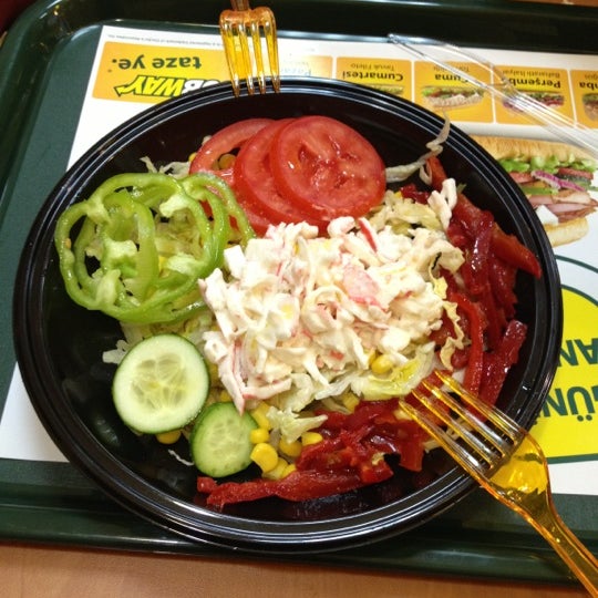 Foto diambil di Subway oleh Ceylin Ö. pada 12/1/2012