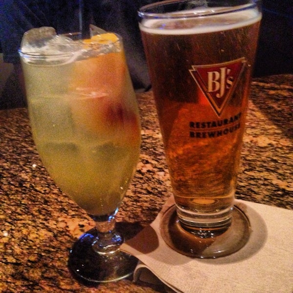 Photo taken at BJ&#39;s Restaurant &amp; Brewhouse by Samantha C. on 9/28/2013