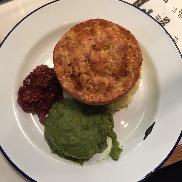 Photo taken at Pieminister by Felipe S. on 12/9/2016